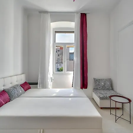 Collins Amethyst Center Apartment *