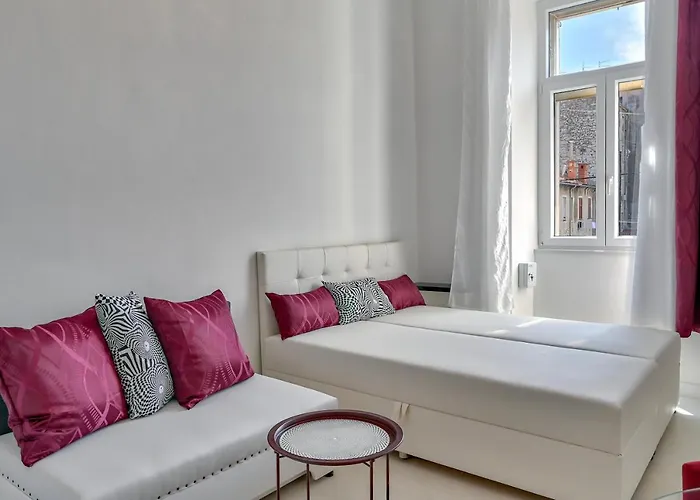 Collins Amethyst Center * פולה