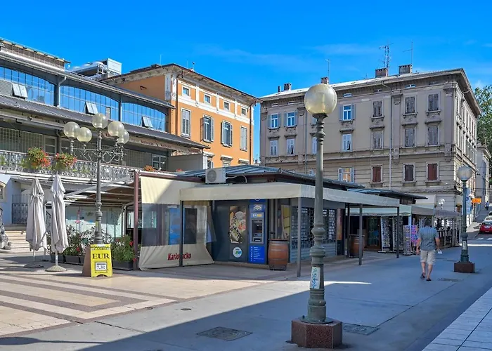 Collins Amethyst Center פולה