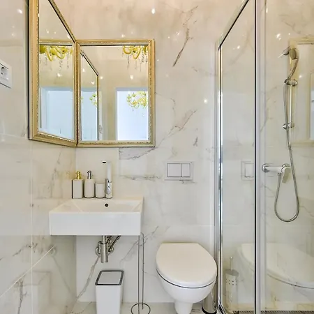 Collins Amethyst Center Apartmán Pula