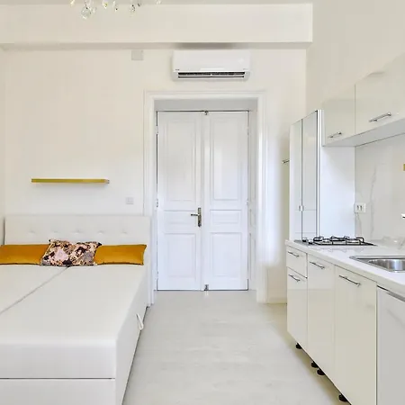 Collins Amethyst Center Apartment Pula