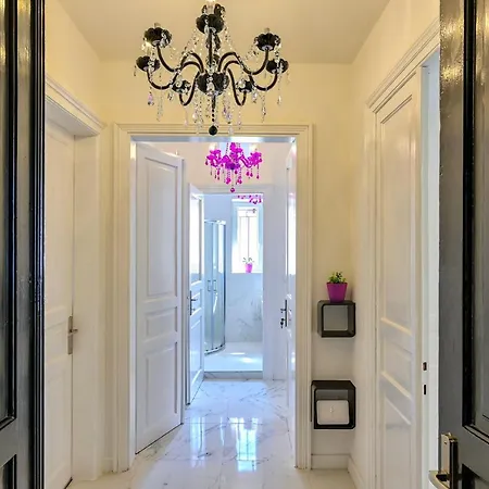 Collins Amethyst Center Apartment *