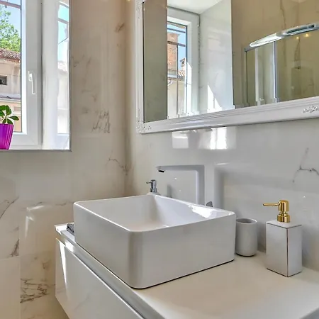 Collins Amethyst Center Appartement Pula