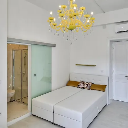 Collins Amethyst Center Pula