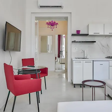 Collins Amethyst Center Pula