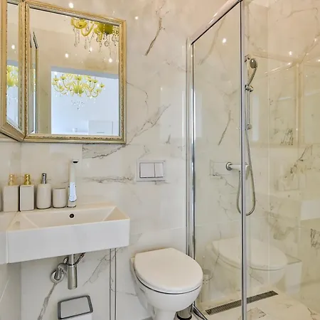 Collins Amethyst Center Pula