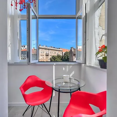 Collins Amethyst Center Pula