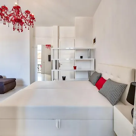 Collins Amethyst Center * Pula