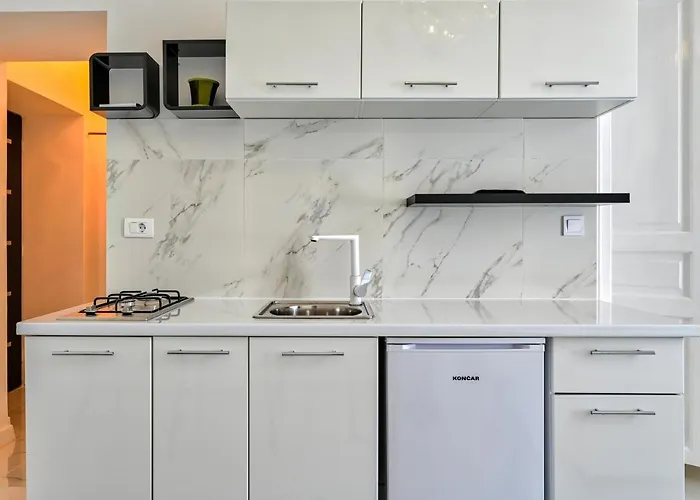 Collins Amethyst Center דירה