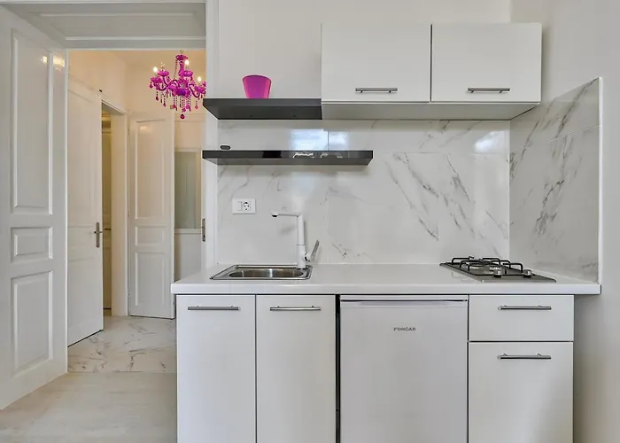 Collins Amethyst Center דירה