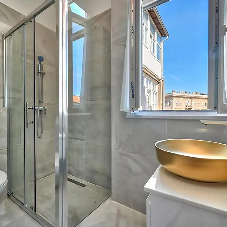 Collins Amethyst Center Apartamento